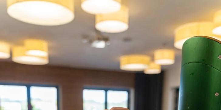 Grilované hovězí žebro s čerstvým chlebem a coleslaw salátem nebo i s pivem