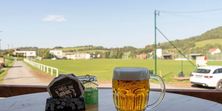 Grilované hovězí žebro s čerstvým chlebem a coleslaw salátem nebo i s pivem