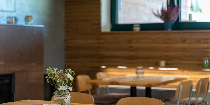 Grilované hovězí žebro s čerstvým chlebem a coleslaw salátem nebo i s pivem