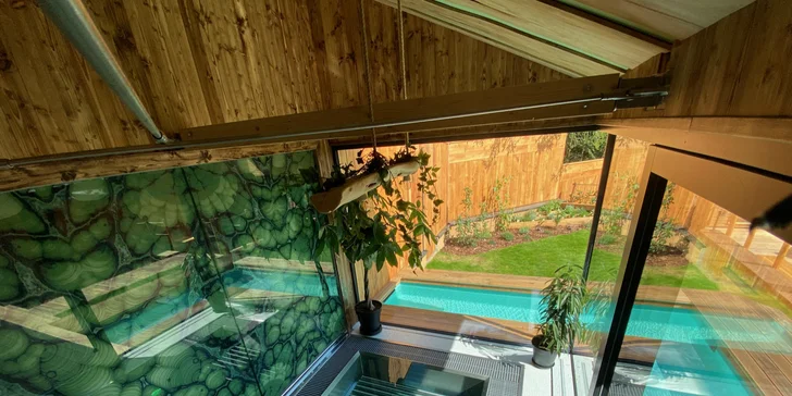 3 hodiny v luxusním wellness apartmánu pro 2–4 osoby: sauna, vířivka, jezírko a naprosté soukromí