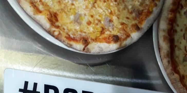 Křupavá pizza o průměru 32 či 50 cm: šunková, žampionová i tuňáková