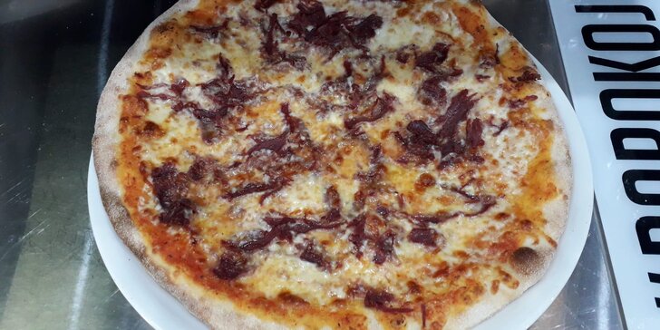 Křupavá pizza o průměru 32 či 50 cm: šunková, žampionová i tuňáková
