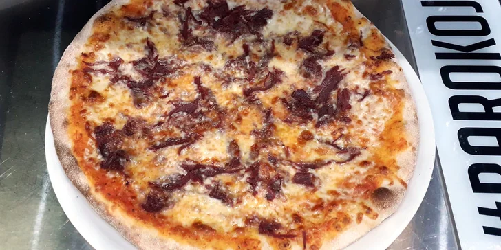 Křupavá pizza o průměru 32 či 50 cm: šunková, žampionová i tuňáková