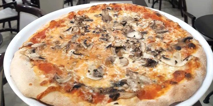 Křupavá pizza o průměru 32 či 50 cm: šunková, žampionová i tuňáková