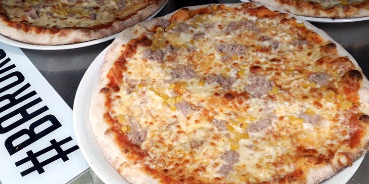 Křupavá pizza o průměru 32 či 50 cm: šunková, žampionová i tuňáková