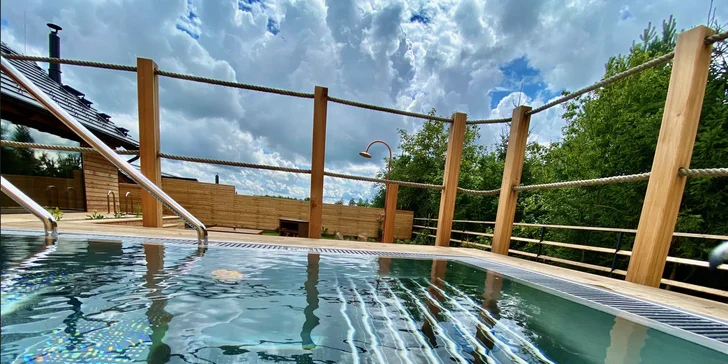 3 hodiny v luxusním wellness apartmánu pro 2–4 osoby: sauna, vířivka, jezírko a naprosté soukromí