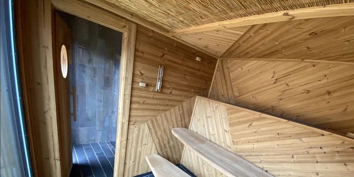 3 hodiny v luxusním wellness apartmánu pro 2–4 osoby: sauna, vířivka, jezírko a naprosté soukromí