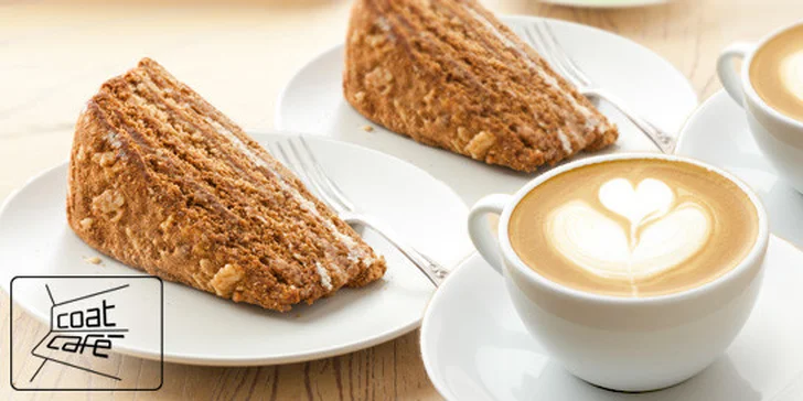 Dvě horké kávy a dva sladké medovníky v Coat Café