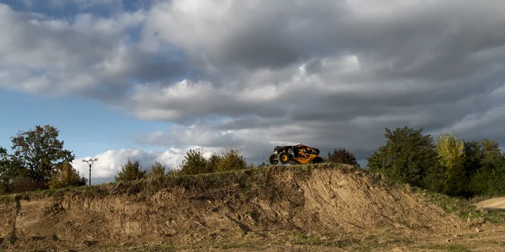 Jízda v dakarské buggy Can-Am Maverick na terénní trati: spolujezdec či řidič