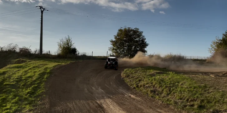 Jízda v dakarské buggy Can-Am Maverick na terénní trati: spolujezdec či řidič