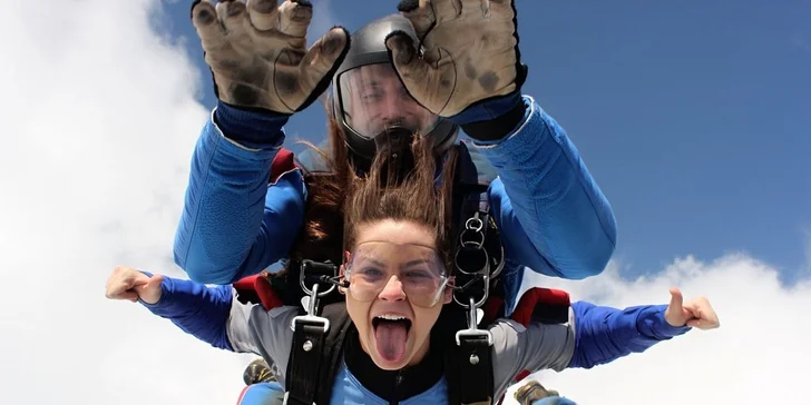 V nabídce je varianta s videem a fotkami, které pro vás pořídí kameraman. Pilot se pak postará o selfie snímky. 