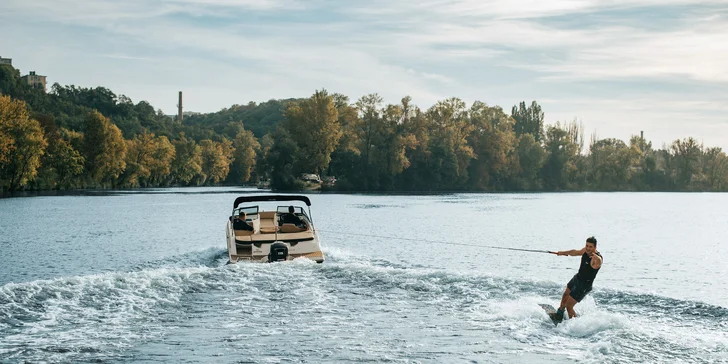 Užijte si parádní jízdu za vodním skútrem: vodní lyže, wakeboard nebo nafukovací kruh