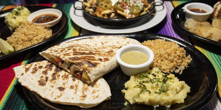 Mexické jídlo dle výběru až pro 3 osoby: tacos, burros, nachos i quesadilla