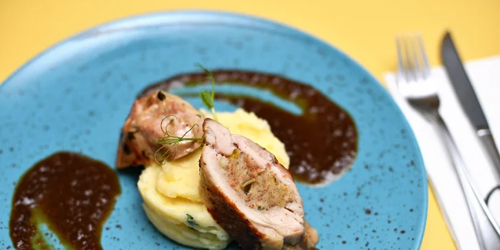 5chodové degustační menu u náplavky: tatarák, kachní rillettes a hovězí ragú i lahev vína