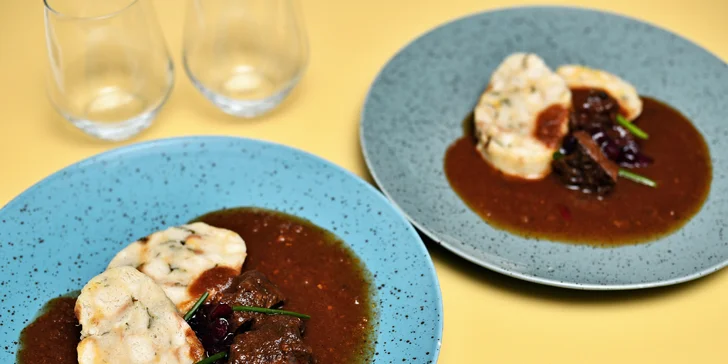 5chodové degustační menu u náplavky: tatarák, kachní rillettes a hovězí ragú i lahev vína