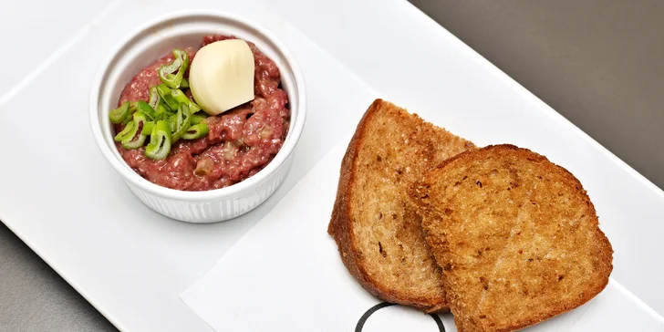 5chodové degustační menu u náplavky: tatarák, kuřecí stehno i zvěřinové ragú