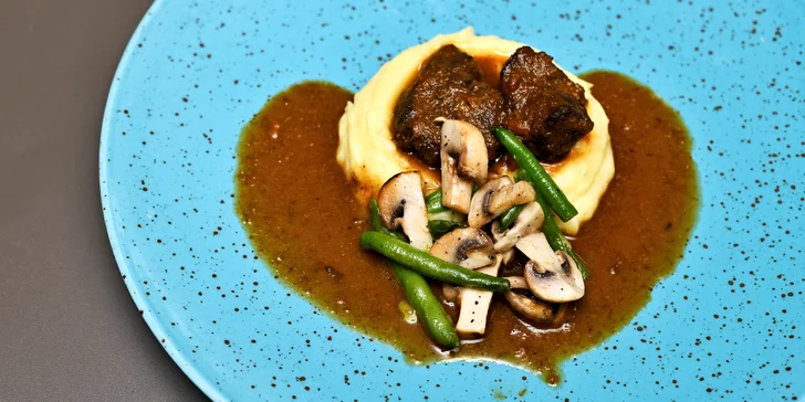 5chodové degustační menu u náplavky: tatarák, kuřecí stehno i zvěřinové ragú