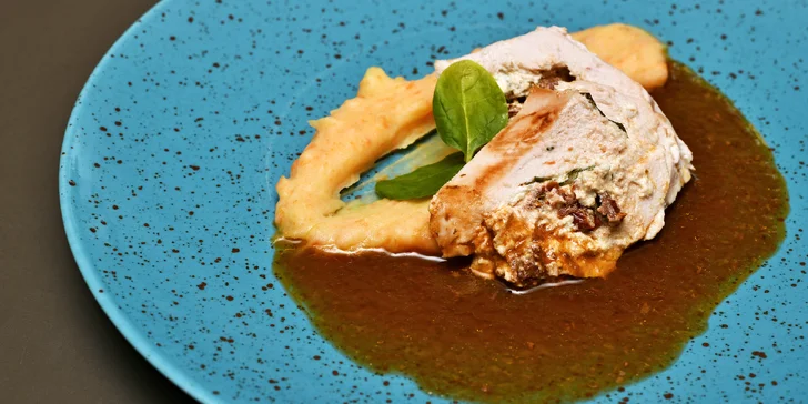 5chodové degustační menu u náplavky: tatarák, kuřecí stehno i zvěřinové ragú