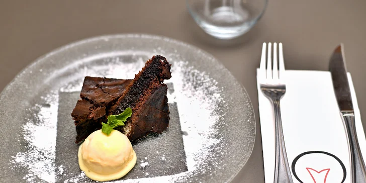 5chodové degustační menu u náplavky: tatarák, kuřecí stehno i zvěřinové ragú