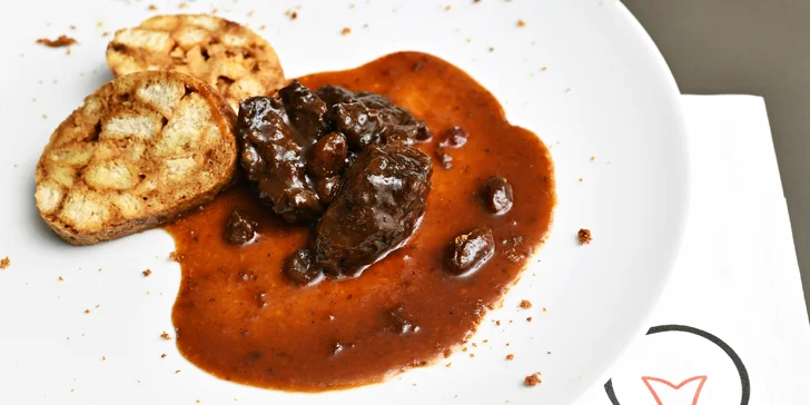 5chodové degustační menu u náplavky pro dva: dančí ragú, vepřové rillettes, roastbeef i lívance