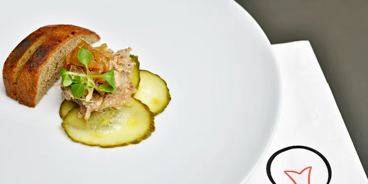 5chodové degustační menu u náplavky pro dva: dančí ragú, vepřové rillettes, roastbeef i lívance