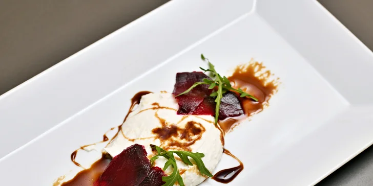 5chodové degustační menu u náplavky pro dva: hovězí líčka, kuřecí steak, panna cotta i brownies