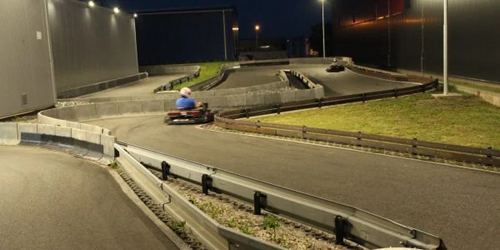 Adrenalin na nejdelší dráze východních Čech: jízda v závodní motokáře