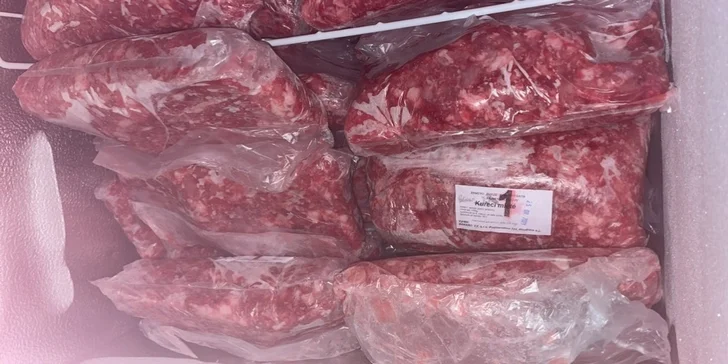 Mražené čisté maso pro zvířata: 2 kg drůbežího či hovězího s vepřovým nebo 4 kg mixu