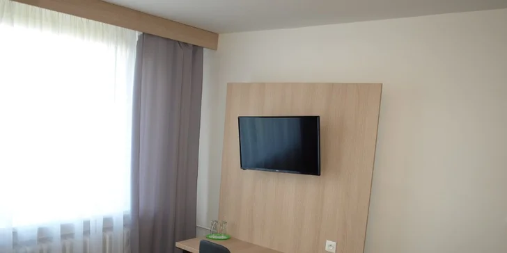 Pobyt pro dva v Beskydech: horský hotel s bazénem, polopenze, zábal i lahev vína