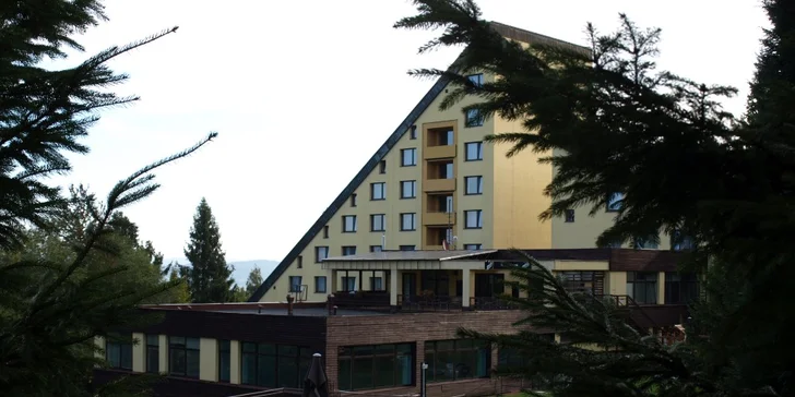 Pobyt pro dva v Beskydech: horský hotel s bazénem, polopenze, zábal i lahev vína