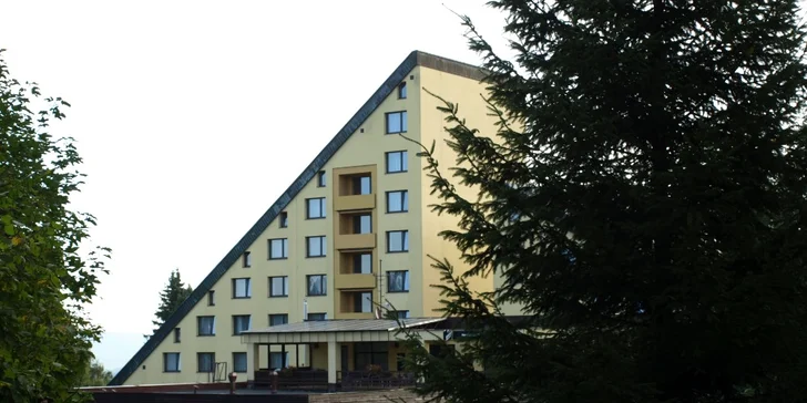 Pobyt pro dva v Beskydech: horský hotel s bazénem, polopenze, zábal i lahev vína