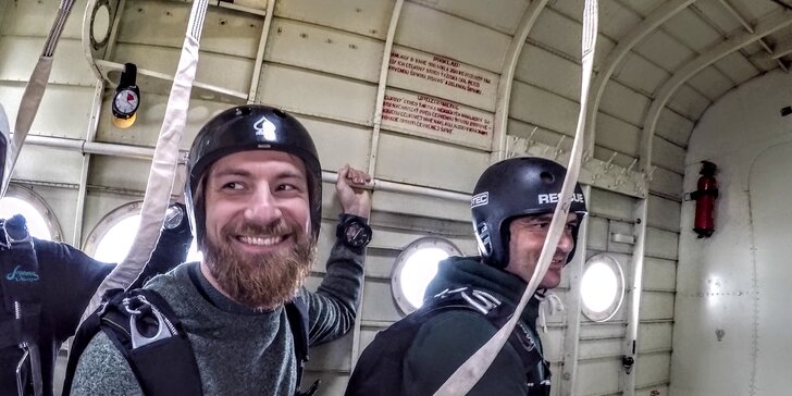 Dokažte si, že na to máte: základní parašutistický výcvik se samostatným seskokem z 1200 metrů