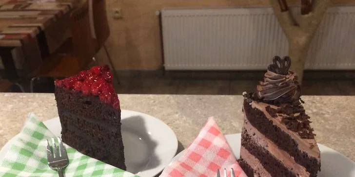 V milé společnosti: káva s dezertem v kočičí kavárně pro 1 nebo 2 osoby