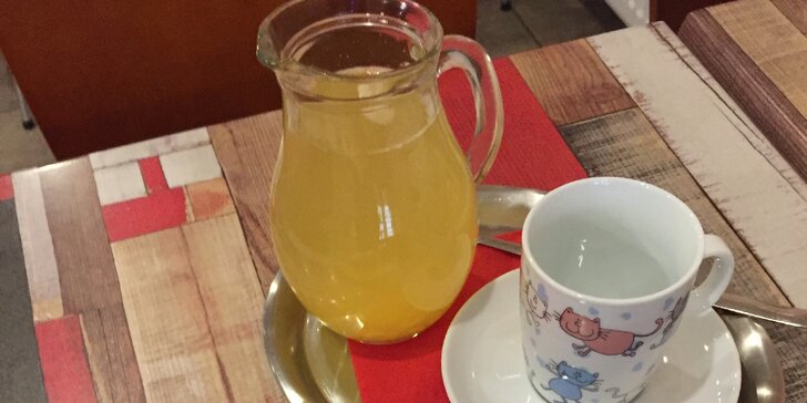 Čaj ze šťávy z čerstvého ovoce a zimní dezert v kočičí kavárně
