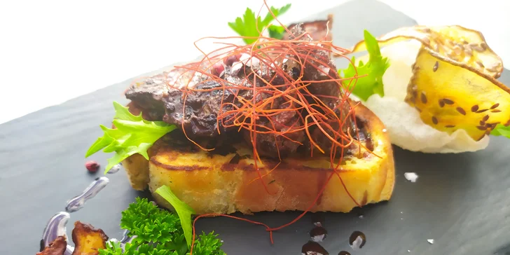 Svatomartinské menu pro dva: kachní stehno se zelím a knedlíky, husí kaldoun i jatýrka, tlačené koláče