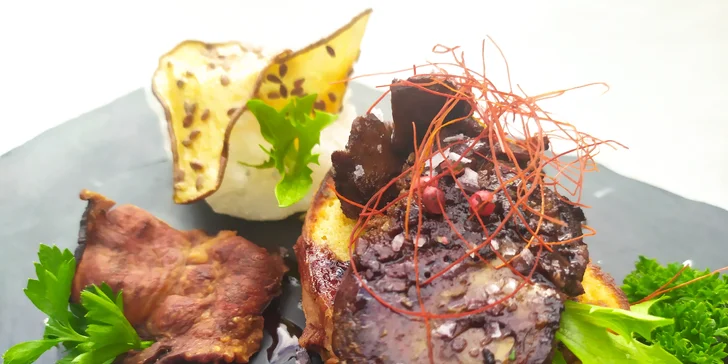 Svatomartinské menu pro dva: kachní stehno se zelím a knedlíky, husí kaldoun i jatýrka, tlačené koláče