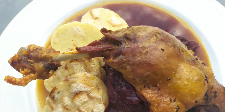 Svatomartinské menu pro dva: kachní stehno se zelím a knedlíky, husí kaldoun i jatýrka, tlačené koláče