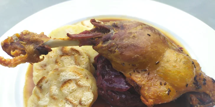 Svatomartinské menu pro dva: kachní stehno se zelím a knedlíky, husí kaldoun i jatýrka, tlačené koláče