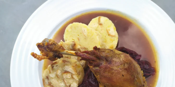 Svatomartinské menu pro dva: kachní stehno se zelím a knedlíky, husí kaldoun i jatýrka, tlačené koláče