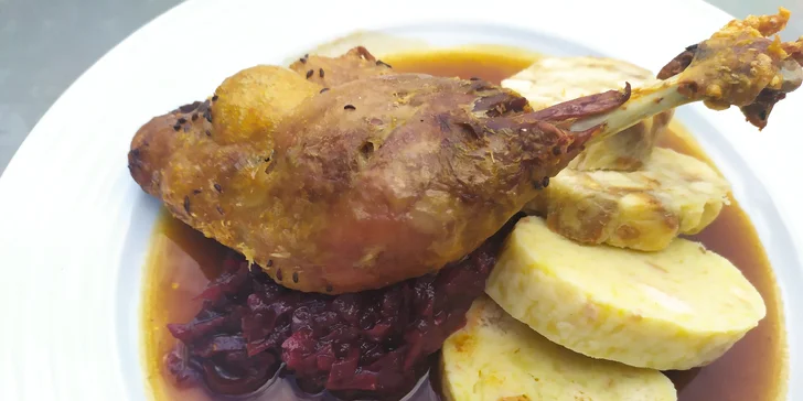 Svatomartinské menu pro dva: kachní stehno se zelím a knedlíky, husí kaldoun i jatýrka, tlačené koláče