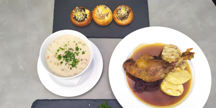 Svatomartinské menu pro dva: kachní stehno se zelím a knedlíky, husí kaldoun i jatýrka, tlačené koláče