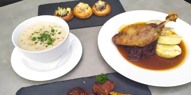 Svatomartinské menu pro dva: kachní stehno se zelím a knedlíky, husí kaldoun i jatýrka, tlačené koláče