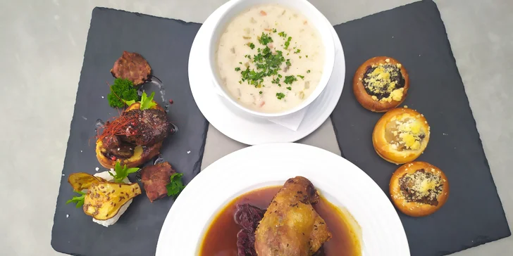 Svatomartinské menu pro dva: kachní stehno se zelím a knedlíky, husí kaldoun i jatýrka, tlačené koláče