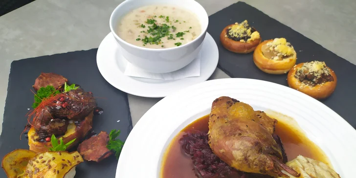 Svatomartinské menu pro dva: kachní stehno se zelím a knedlíky, husí kaldoun i jatýrka, tlačené koláče
