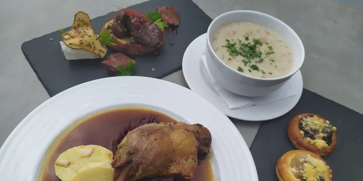 Svatomartinské menu pro dva: kachní stehno se zelím a knedlíky, husí kaldoun i jatýrka, tlačené koláče
