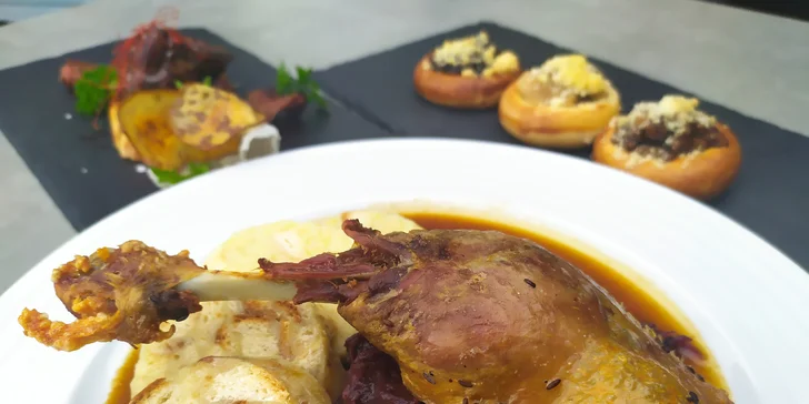 Svatomartinské menu pro dva: kachní stehno se zelím a knedlíky, husí kaldoun i jatýrka, tlačené koláče