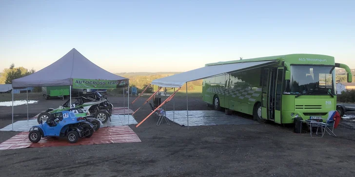 S větrem o závod: 5–10 kol jako pilot v závodní buggy na profesionální trati