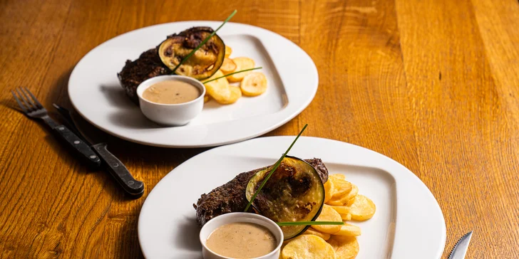 200g steak z nízkého roštěnce, bramborové lupínky i omáčka pro dva