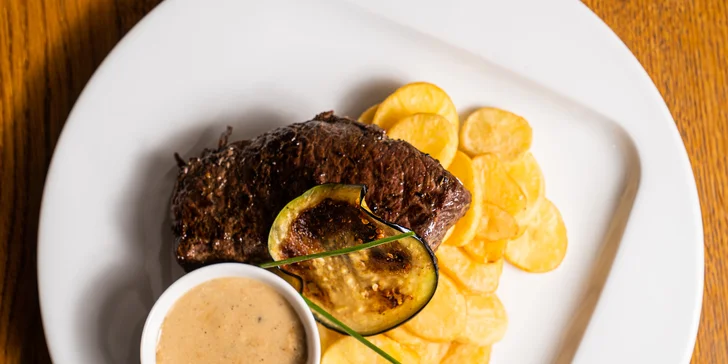 200g steak z nízkého roštěnce, bramborové lupínky i omáčka pro dva