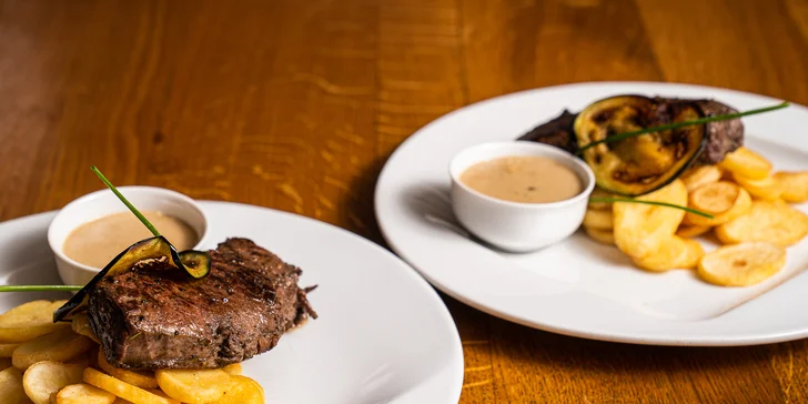 200g steak z nízkého roštěnce, bramborové lupínky i omáčka pro dva